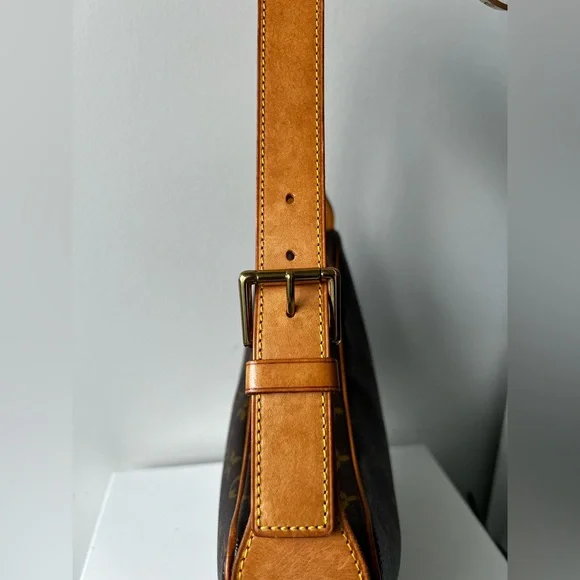 Louis Vuitton Croissant MM - Picture 10 of 17